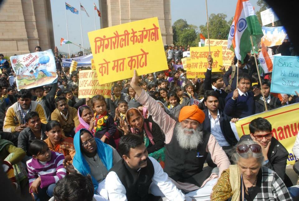 ashwani_dube's tweet photo. #SingrauliPollution, NGT found Mercury, Arsenic, Lead, Flouride in d Air, Water &amp; Soil. Common man being killed by Coal Dumpers. Local Politicians have their business in d industries,so never raise voice for public
हम दूसरे के घरों में उजाला दे रहे हैं पर हमारे घरों में अँधेरा है https://t.co/3HCpuJNllC