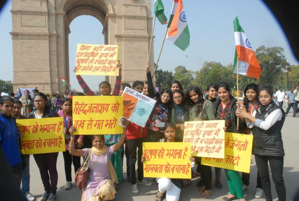 ashwani_dube's tweet photo. #SingrauliPollution, NGT found Mercury, Arsenic, Lead, Flouride in d Air, Water &amp; Soil. Common man being killed by Coal Dumpers. Local Politicians have their business in d industries,so never raise voice for public
हम दूसरे के घरों में उजाला दे रहे हैं पर हमारे घरों में अँधेरा है https://t.co/3HCpuJNllC