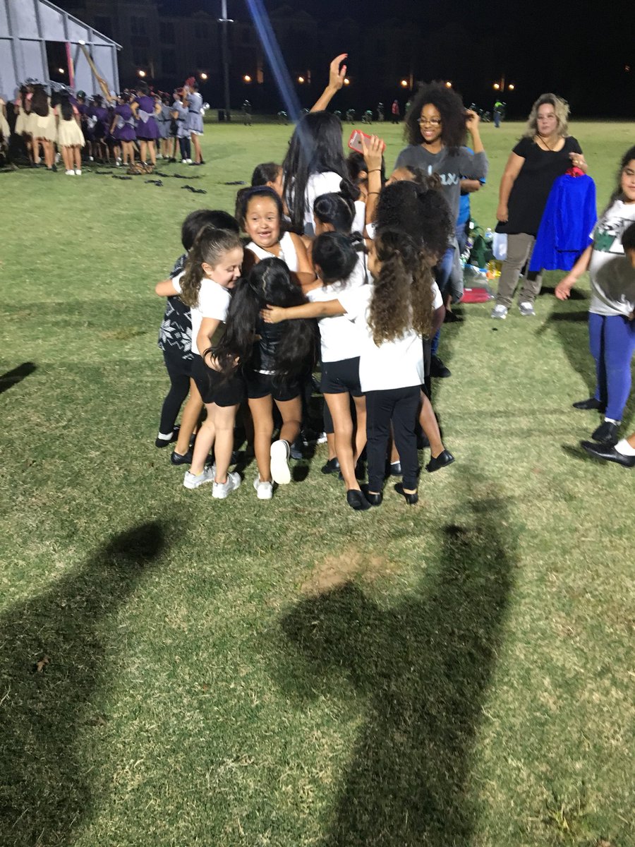 griseldaaab_'s tweet photo. I Cant Wait For The New Upcoming Season With My Mascots , They Honestly Make Me The Happiest Coach 🤧 . #MsGiGi https://t.co/IhxkFPDXnn