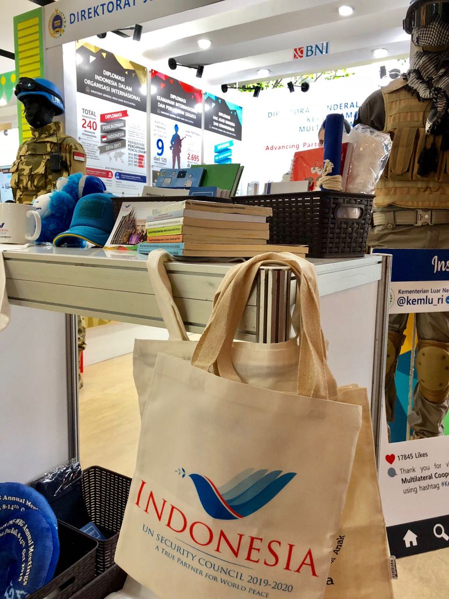 Kemlu_RI's tweet photo. Kunjungi Booth Ditjen. Kerja Sama Multilateral pada Pameran Pernyataan Pers Tahunan Menlu 2018. Jangan lewatkan souvenir2 menarik khas diplomasi Multilateral #PPTM2018 #KemluMultilateral #DirjenMultilateral https://t.co/NizR2LChcT