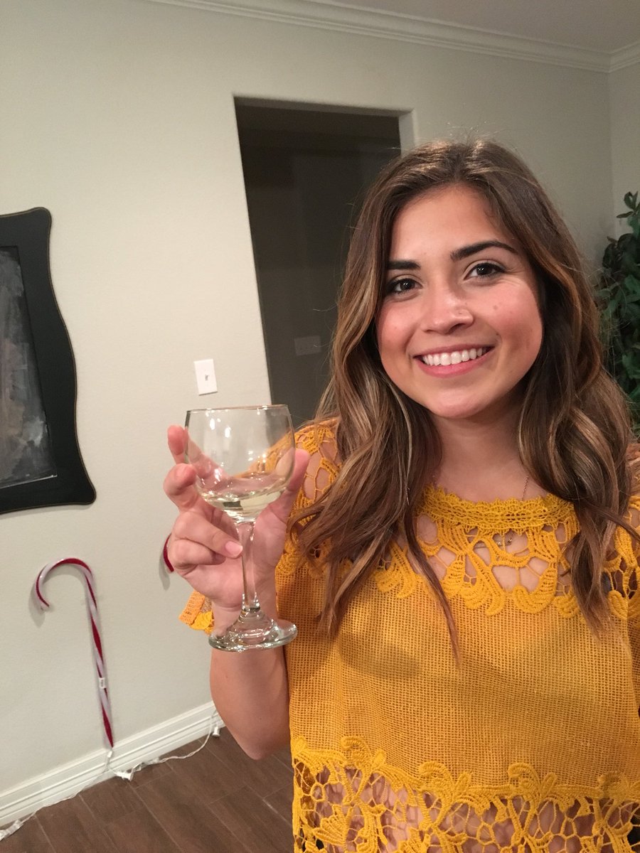 waleyhagner's tweet photo. @nacolunga @ZacEfron @ZacEfron she’s hot, single &amp; TWENTY FUN !!! https://t.co/BA2ODF16dU