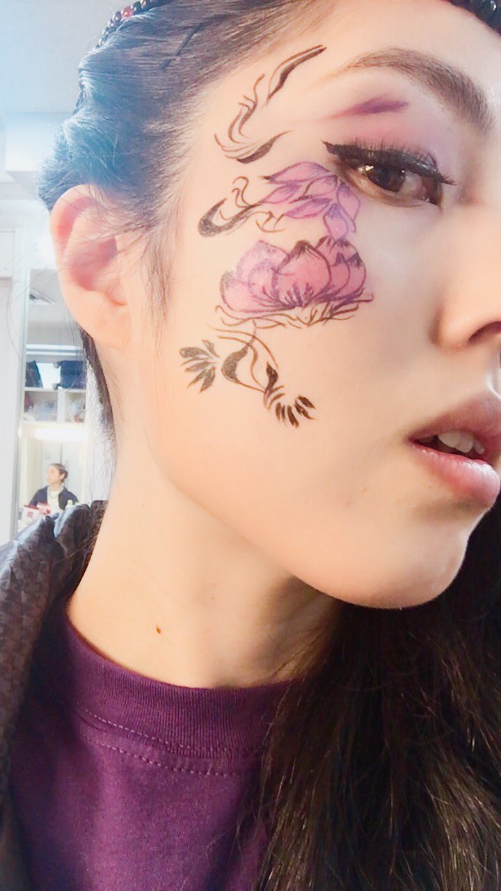 金澤萌恵 4 5 4 10舞台 Polygamy 主宰 本日の紋様 蓮の花が大好きなので 描いてみた 泥中に咲く蓮の 花 ムハラジョは泥中を ずっと彷徨ってるイメージ 熱血天使 ヒミコ18 フェイスペイント ペイントアート T Co Avylgrgfpy Twitter