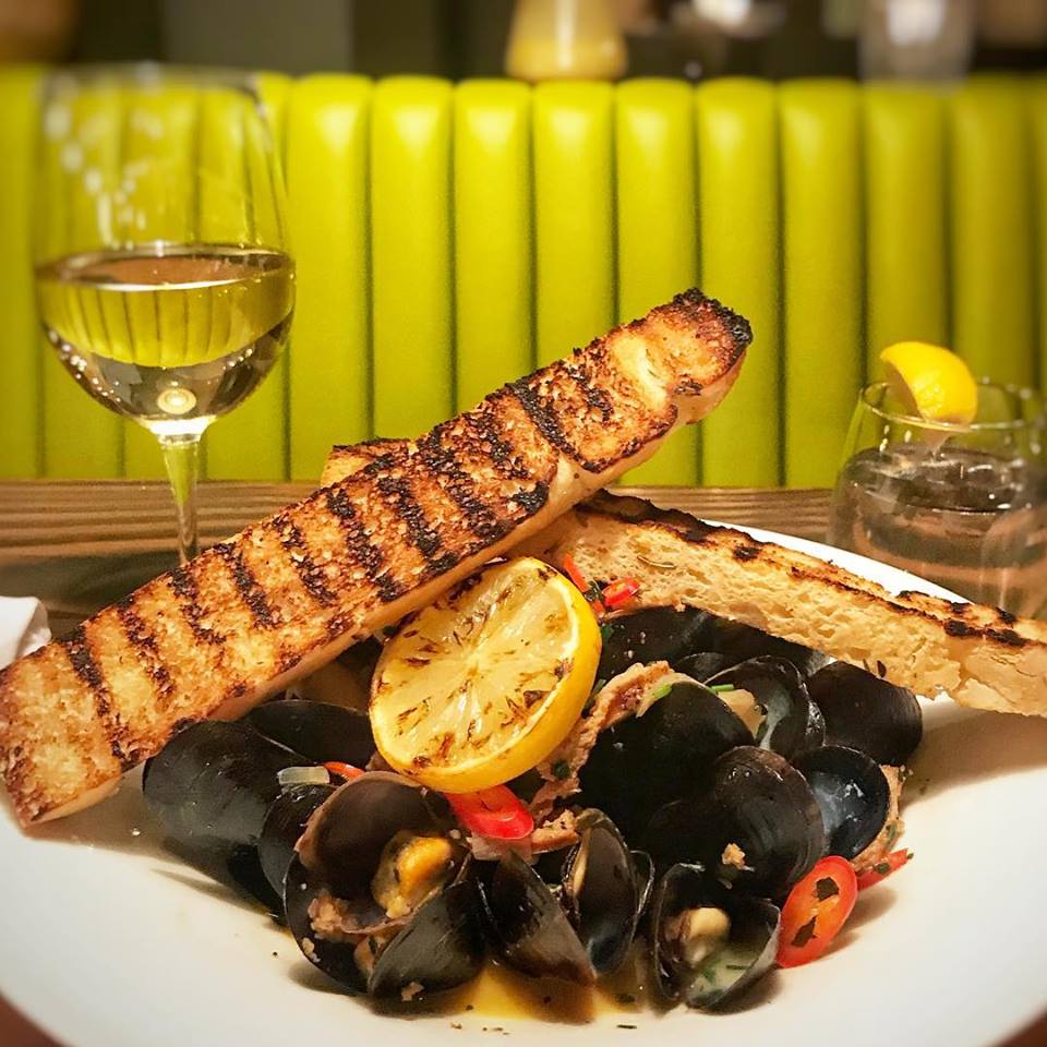 delsenoteca's tweet photo. Monday = Unlimited Mussels
@millstreetbrew steamed mussels
Mill Street Organic + House Chorizo Sausage + Roasted Shallots + Garlic + Grilled Lemon + Cilantro
#unlimited #mussels #dels #charcoalgroup #millstreetorganic #goodeats #monday #weekly #explorewr #kwawesome https://t.co/LsWY7wH4nl