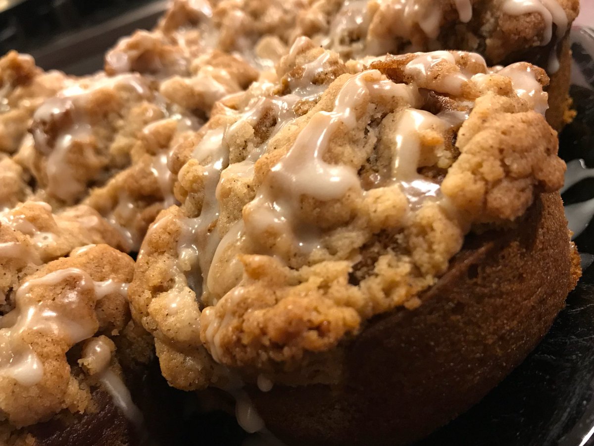 BeadedByAshley's tweet photo. Reminiscing about these massive pumpkin muffins with a delicious cinnamon and spice crumb topping topped with a maple glaze I made last fall! https://t.co/d9YJenRAC8