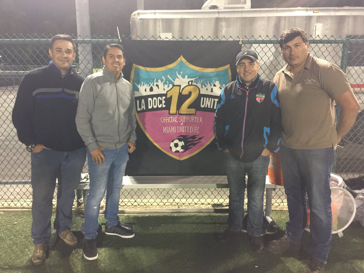La12United's tweet photo. Miami United 2018 primer entrenamiento.
La 12 United dando la bienvenida a los chicos del 2018. 
First practice of the year of Miami United. 
La 12 United welcoming the 2018 team.
#LA12UNITED #LA12MUFC https://t.co/xGFwaxNlqp