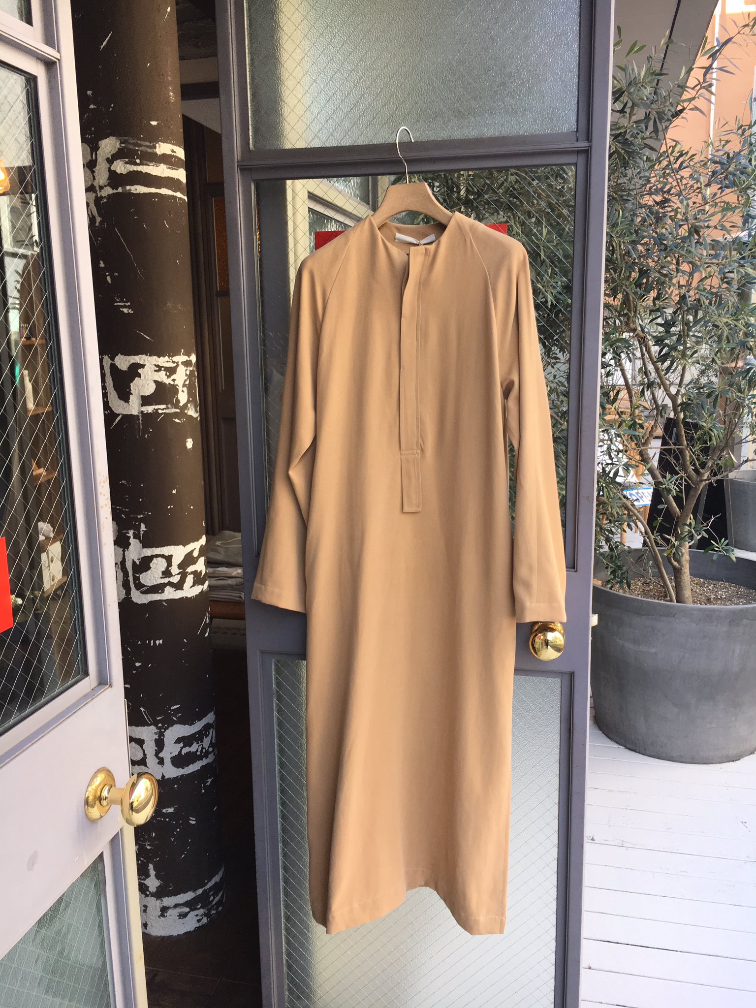 1ldk Apartments Seya の贅沢にシルクを使ったロングワンピース シルク特有の光沢感は控えめで デイリーに使って頂きやすいです 付属のベルトでアレンジもしやすいので 様々な合わせで着て頂きたいです 125 000 Tax 75 000 Tax T