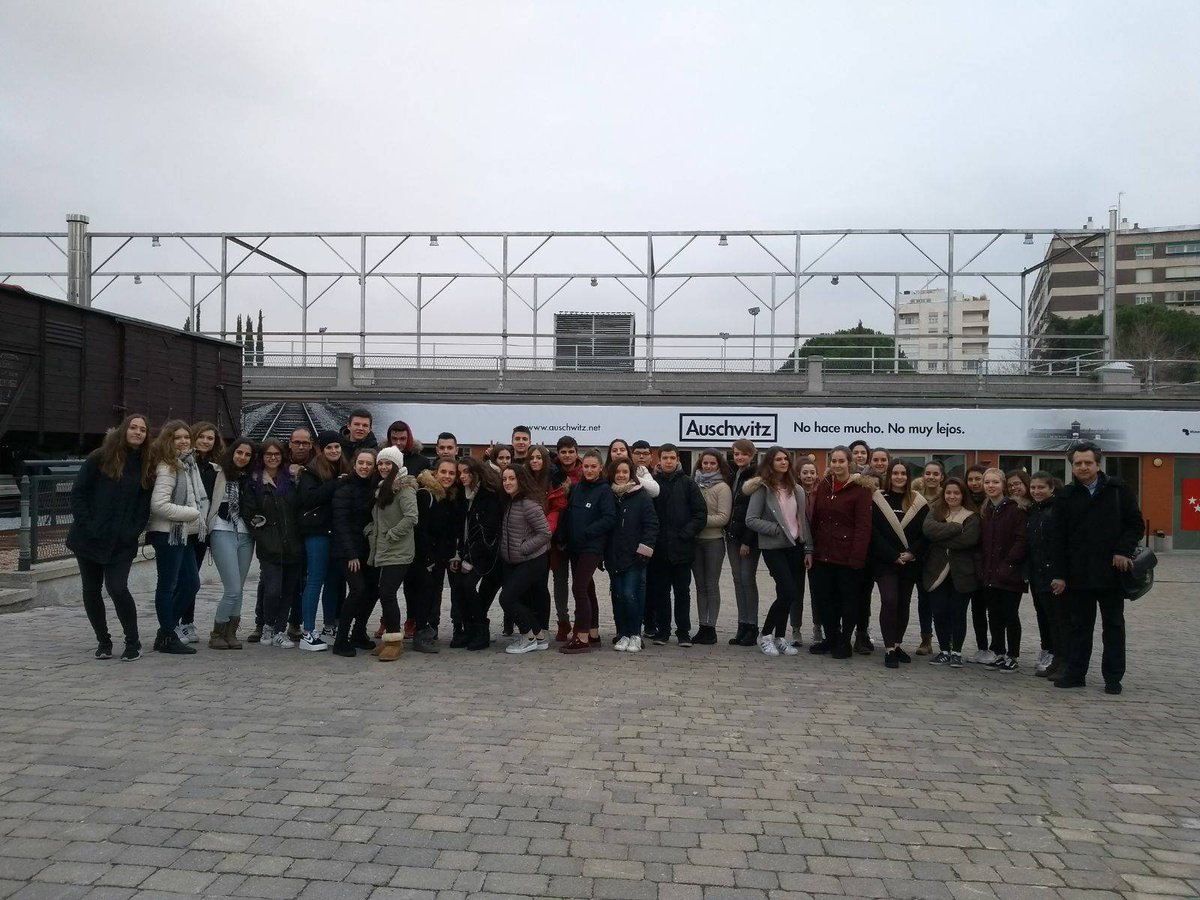 ColegioJoyfe's tweet photo. Alumnos de bachillerato visitando la exposición "Auschwitz. No hace mucho. No muy lejos" en el Centro de Arte Canal
Auschwitz Exhibition
#Joyfe2017 #Curso2017 #Auschwitz https://t.co/qoQiCmRHEG