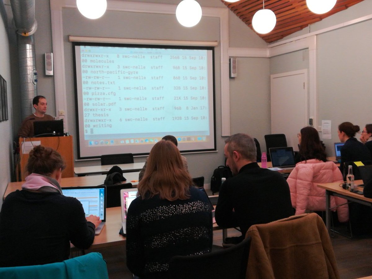 RR_Oxford's tweet image. Kicking off our first #RROxford @swcarpentry workshop of 2018 @UniofOxford! Pictured @RobBeagrie  with #unixShell and #greenSticky 👓🔰🎒