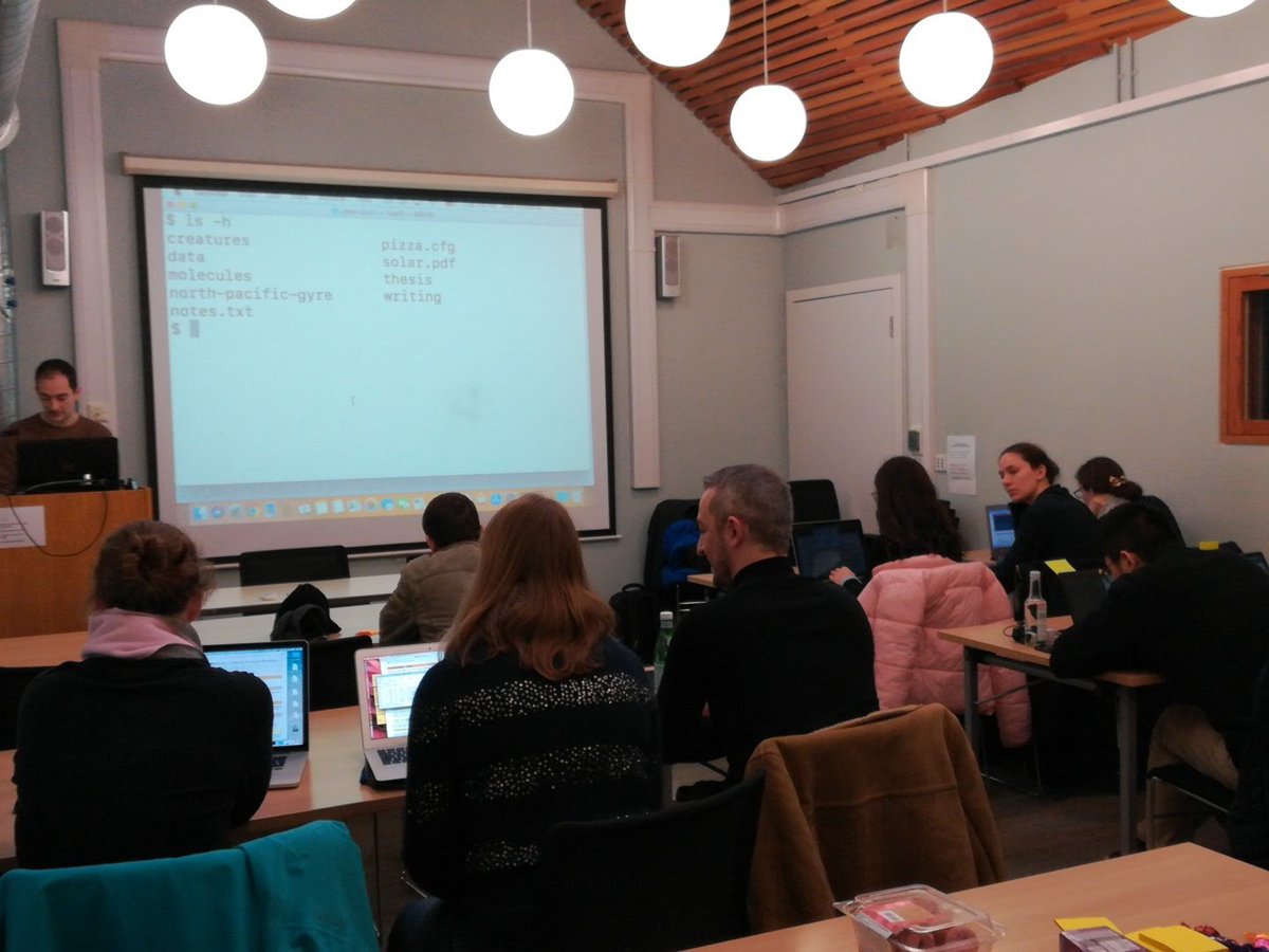 RR_Oxford's tweet image. Kicking off our first #RROxford @swcarpentry workshop of 2018 @UniofOxford! Pictured @RobBeagrie  with #unixShell and #greenSticky 👓🔰🎒