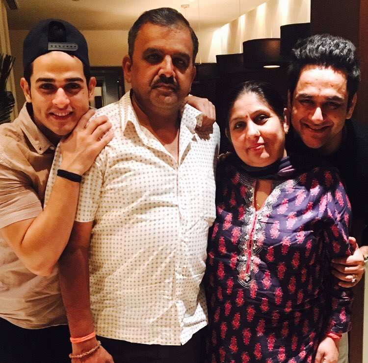 ipriyanksharmaa's tweet photo. Aaah you are mum and dad's favourite . I am jealous 🙄💁🏻‍♂️We all are supporting this boy . Guys please go and vote for him . This is the last time he needs it and make him win it. FEW MORE HOURS LEFT !  @lostboy54  #friendslikefamily #lostboy https://t.co/xgYshKAKiP