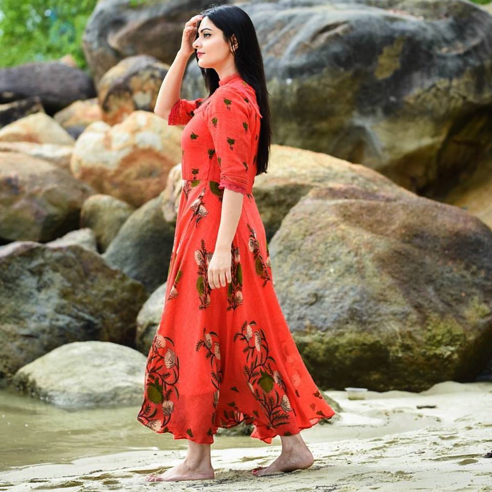 Red rush ! The most loved dress of the season is back ! Take cues from @theglitterchic.
SHOP LOOK ONLINE NOW- labelritukumar.com/red-full-lengt…