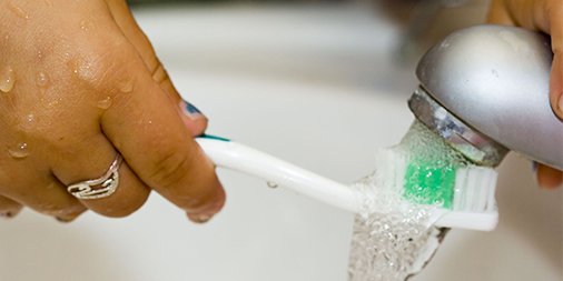 dentalhealthorg's tweet photo. Don't rinse your #toothbrush BEFORE you brush - it softens the bristles and makes them less effective at cleaning your #teeth - for more information on cleaning your teeth, click here: https://t.co/XhM1s6Qk4L https://t.co/xU0BOI9Oal