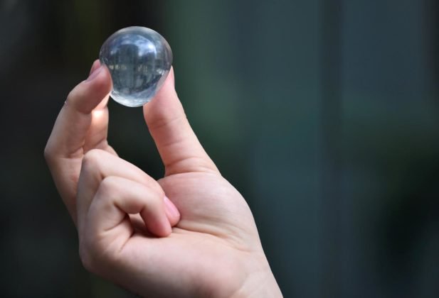 Master2MI's tweet photo. Avez-vous déjà entendu parler d'@Ooho! ? Une goutte d'eau qui pourrait remplacer les bouteilles en plastique ? Retrouvez dès maintenant l'article de  notre étudiante @CamilleLagorse >>> https://t.co/yY8KGrxyYQ 💧
#SkippingRocksLab #VOIR #Innovation #Responsable https://t.co/h3wUAFOkGF