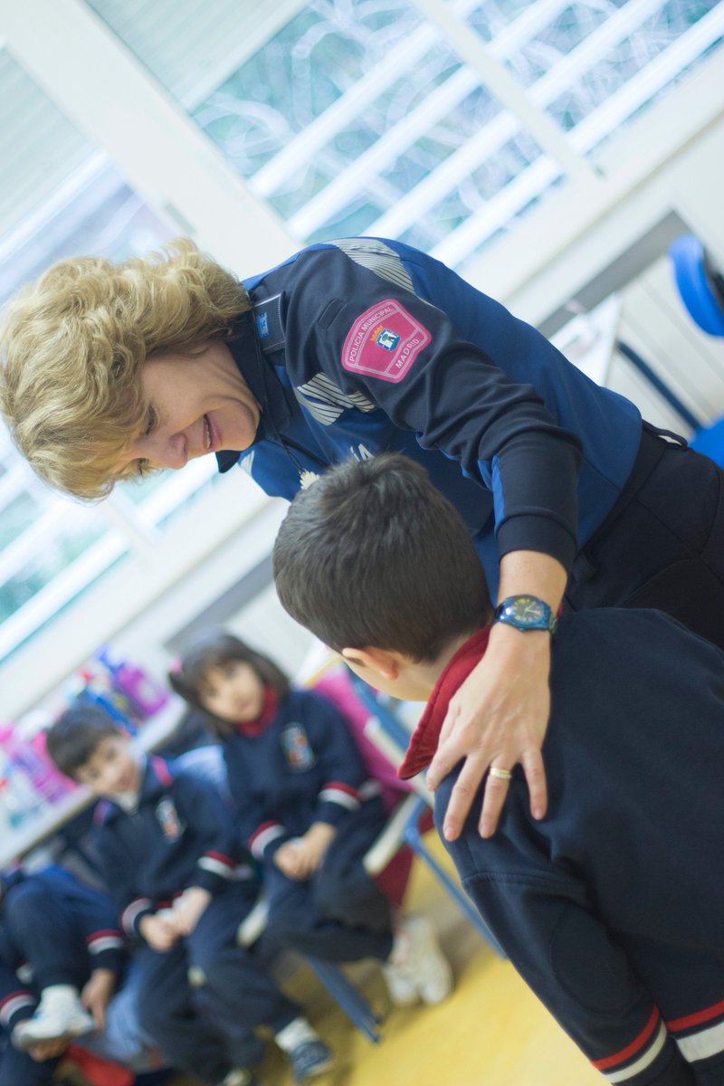 colegio_alameda's tweet photo. Ed. #Infantil aprende hoy a través del #juego, el #cuento y el #teatro reglas básicas de #Edvial con @policiademadrid. #Aprender y divertirse al mismo tiempo, fundamental en nuestro #proyectoeducativo. Gracias @policiademadrid por ayudarnos a llevarlo acabo. #educación #jugar https://t.co/8uY9wrM82P