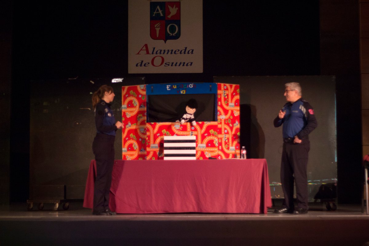 colegio_alameda's tweet photo. Ed. #Infantil aprende hoy a través del #juego, el #cuento y el #teatro reglas básicas de #Edvial con @policiademadrid. #Aprender y divertirse al mismo tiempo, fundamental en nuestro #proyectoeducativo. Gracias @policiademadrid por ayudarnos a llevarlo acabo. #educación #jugar https://t.co/8uY9wrM82P