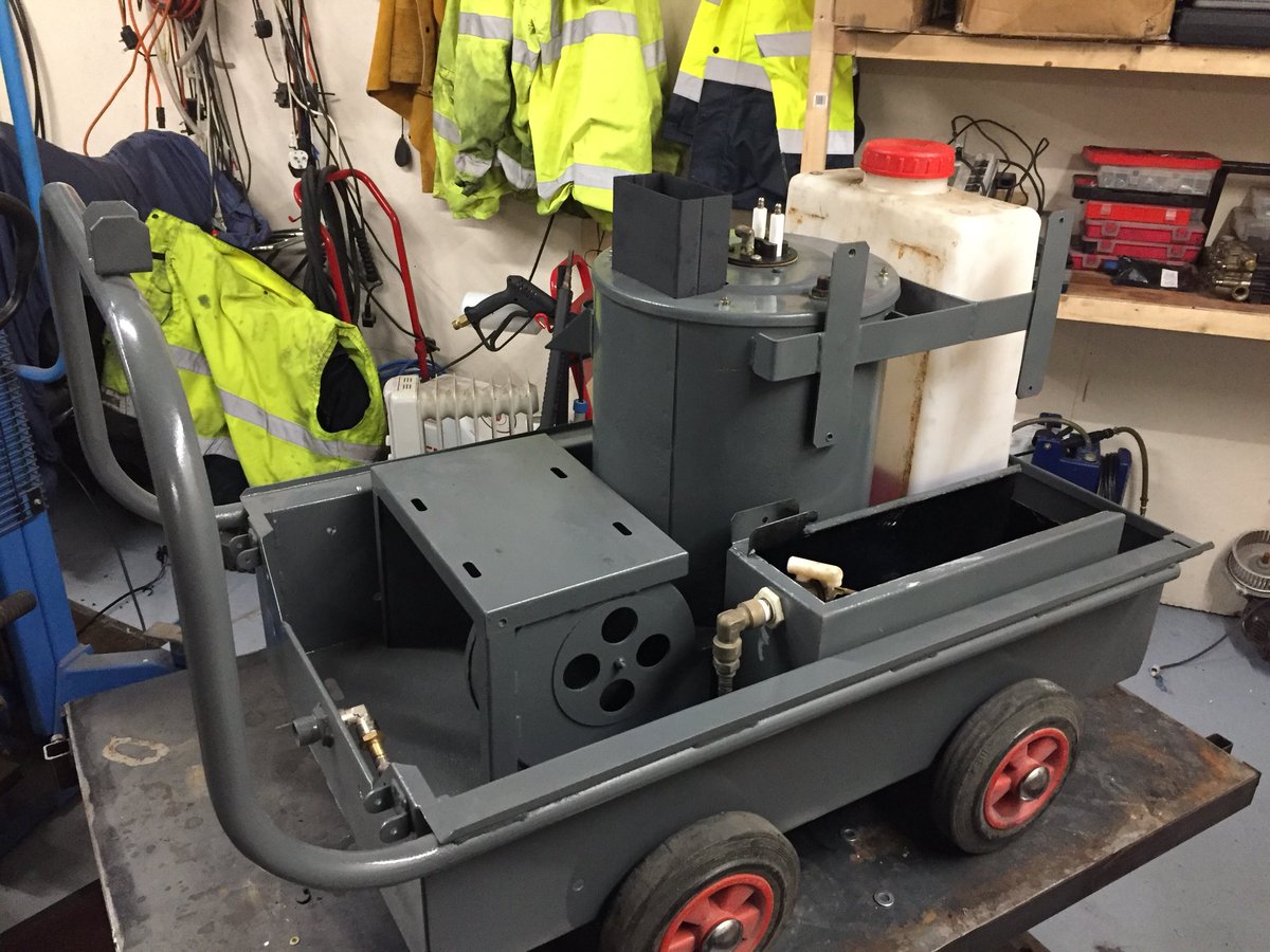 startengineerin's tweet image. Rebuilding our hire demon hot pressure washer after a full strip down for repaint.