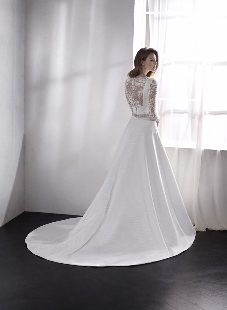 StPatrickBridal's tweet photo. Nos encanta el corte en A del vestido LOEVA de #StPatrick2018. ¿Qué opinas de su falda de mikado? Descubre aquí la parte delantera: https://t.co/GFw5Pz34Bt https://t.co/ivBa9q41ig