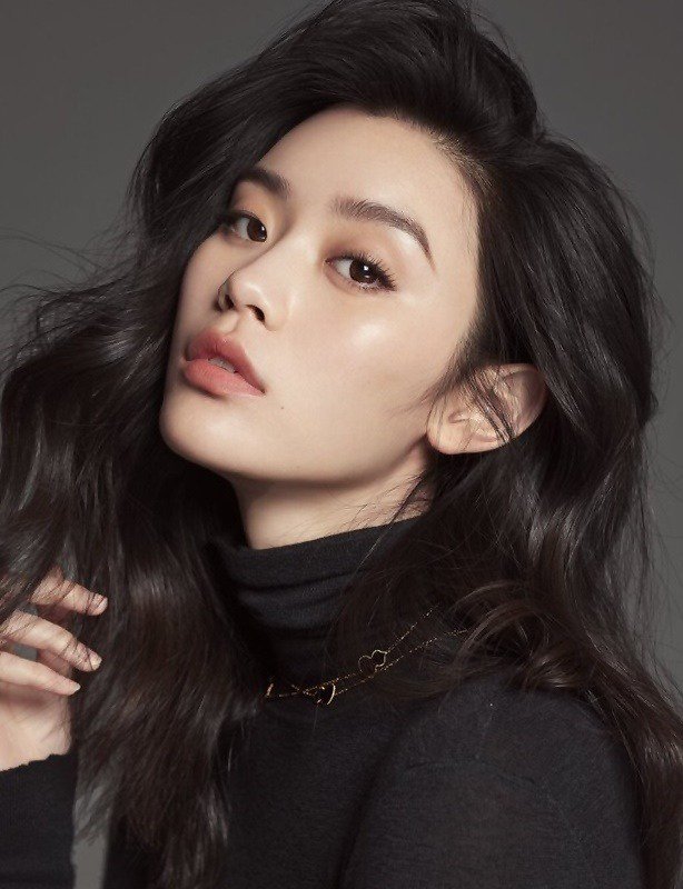 Y00NN0ME's tweet photo. Ming Xi by Shi Shao Yuan for Marie Claire China Beauty, December 2017 https://t.co/EodcMpa0x6