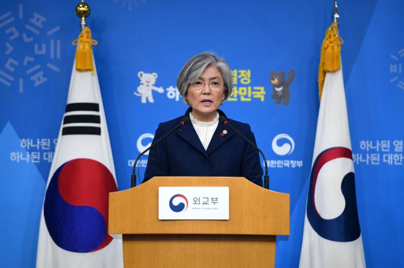 Reuters's tweet image. South Korea not seeking to renegotiate 'comfort women' deal with Japan: foreign minister reut.rs/2CKBQC0