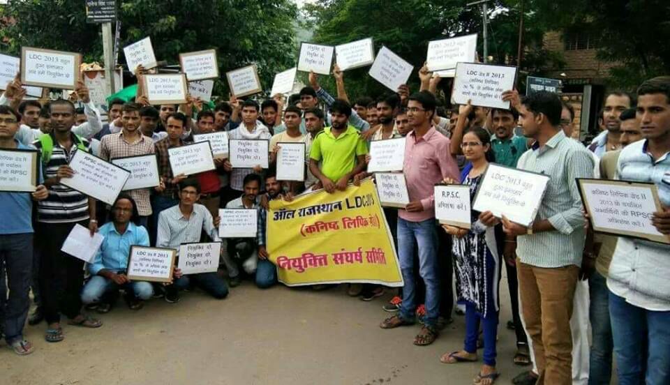 Yogesh_k_saini's tweet photo. #rpscldc2013 
@PMOIndia @VasundharaBJP
@ZeeNewsHindi @ETV_Rajasthan
@ndtv @narendramodi
Tadap tadap ke es Dil se aah nikalti nhi hamko saja di select hone ki 

Esa Kya gunah Kiya ki lut Gaye hum Tere intjar me

Hame niyukti do
Ha hum niyukti do 

Bhikh nhi hum apna haq mangate https://t.co/o2QcEfM1Mg
