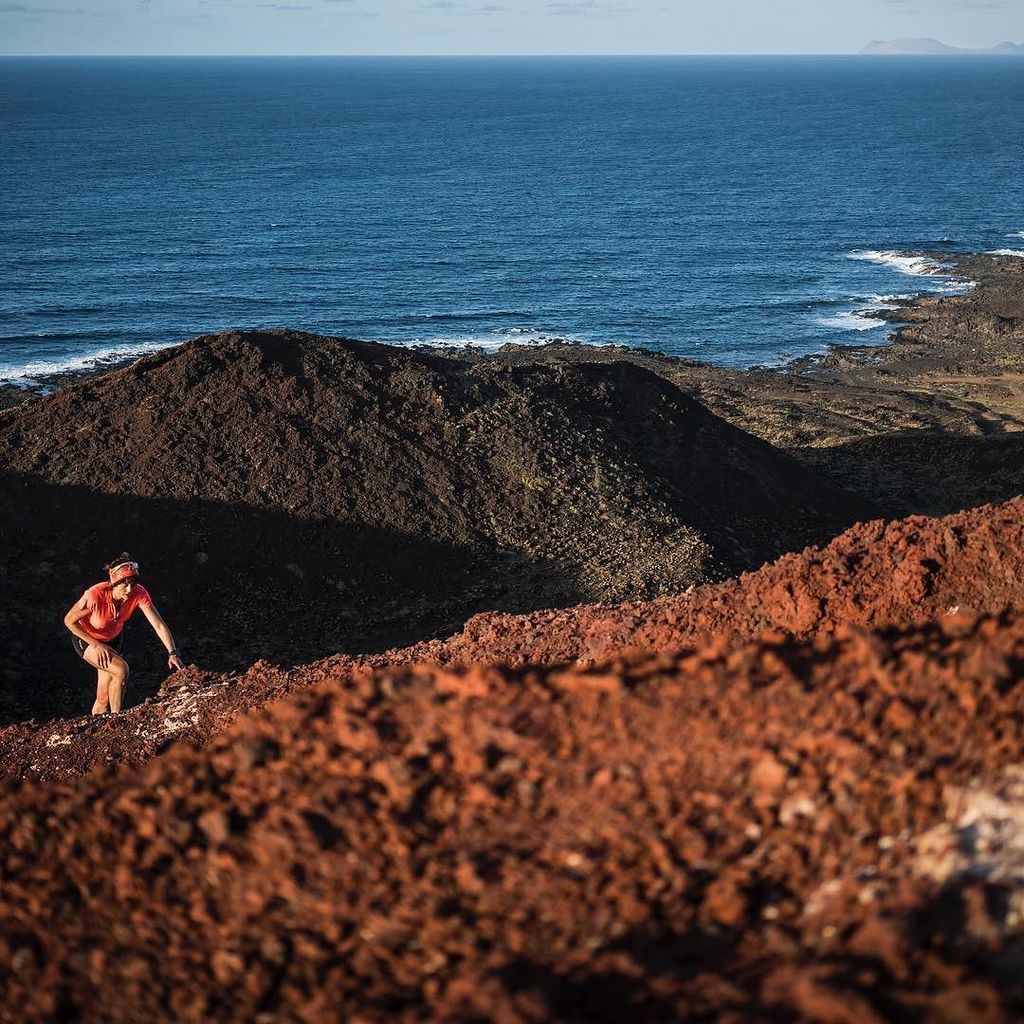 Talkultra's tweet photo. Looking back at #2017 #TakeTwo2017 Elisabet Barnes @elisabetbarnes @raidlight @hokaoneone once again proved her strength at #multiday racing with victory at #MDS @marathondessables and top performances at #TheCoastalChallenge #Transrockies #EverestTrailR… https://t.co/qkLtfECTAN https://t.co/KZHgzJmzS2