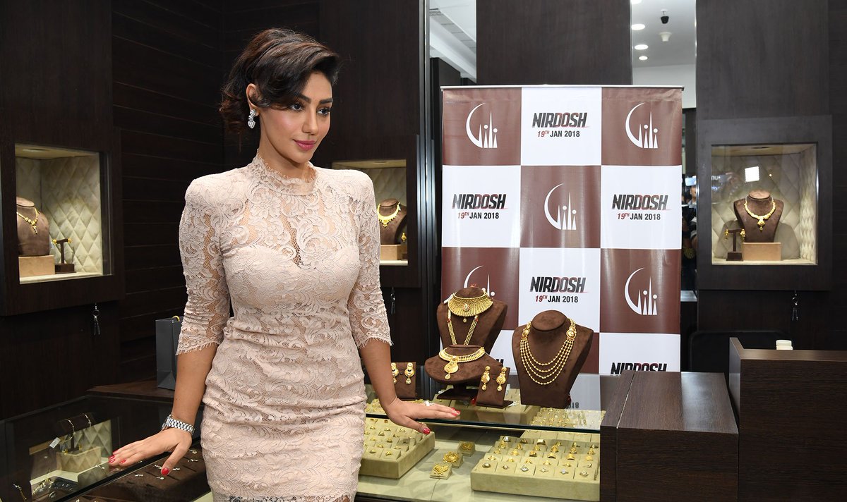 worldnakshatra's tweet photo. Bollywood Star @MaheckChahal Unveils New Collection of Maya Gold jewellery at Gili Store in Viviana Mall, Thane. https://t.co/ESw939ZfoG