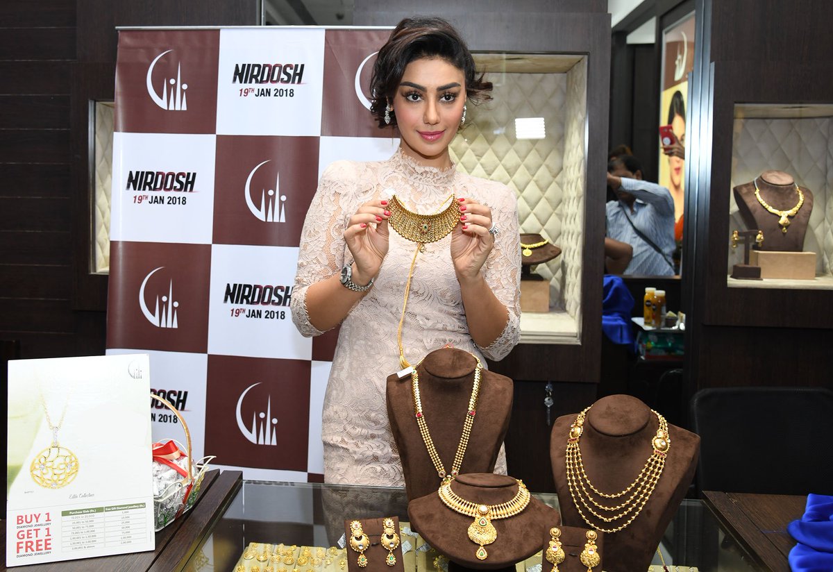 worldnakshatra's tweet photo. Bollywood Star @MaheckChahal Unveils New Collection of Maya Gold jewellery at Gili Store in Viviana Mall, Thane. https://t.co/ESw939ZfoG