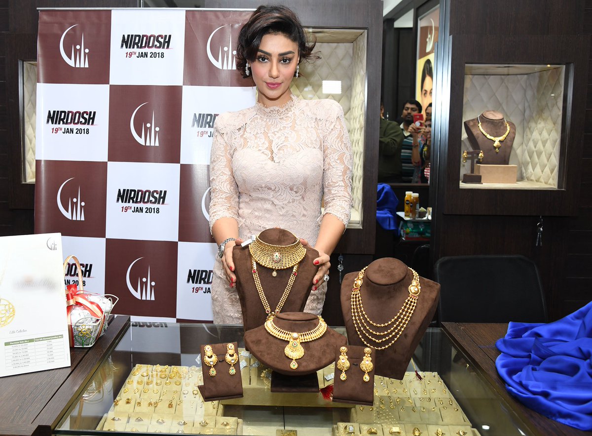 worldnakshatra's tweet photo. Bollywood Star @MaheckChahal Unveils New Collection of Maya Gold jewellery at Gili Store in Viviana Mall, Thane. https://t.co/ESw939ZfoG