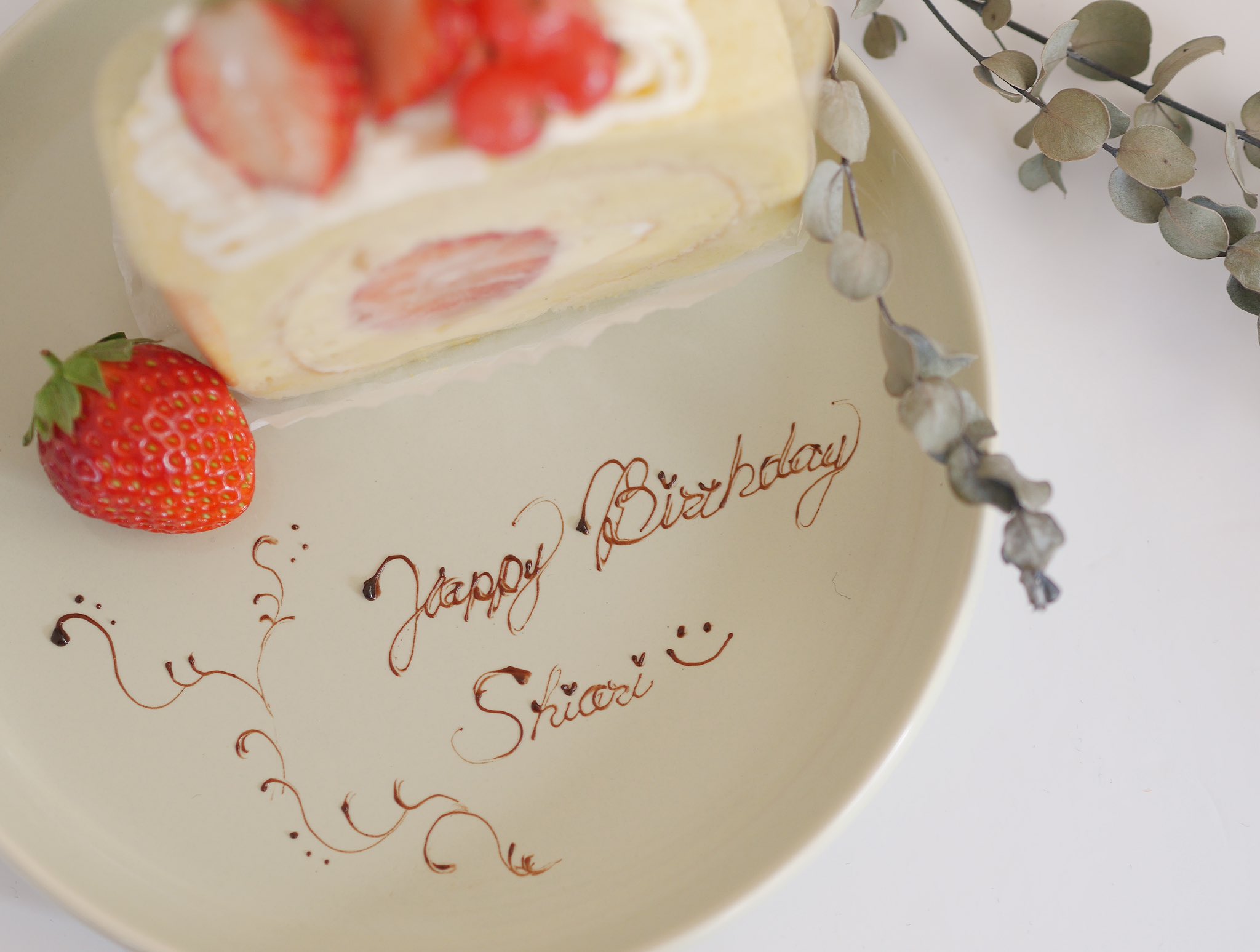 S H I O R I على تويتر ロールケーキ作ったから写真撮りたくて お皿思いつかなくて 全然関係無いのにhappy Birthday書きました 私の誕生日は3月です お菓子作り ロールケーキ Happybirthday パイピング
