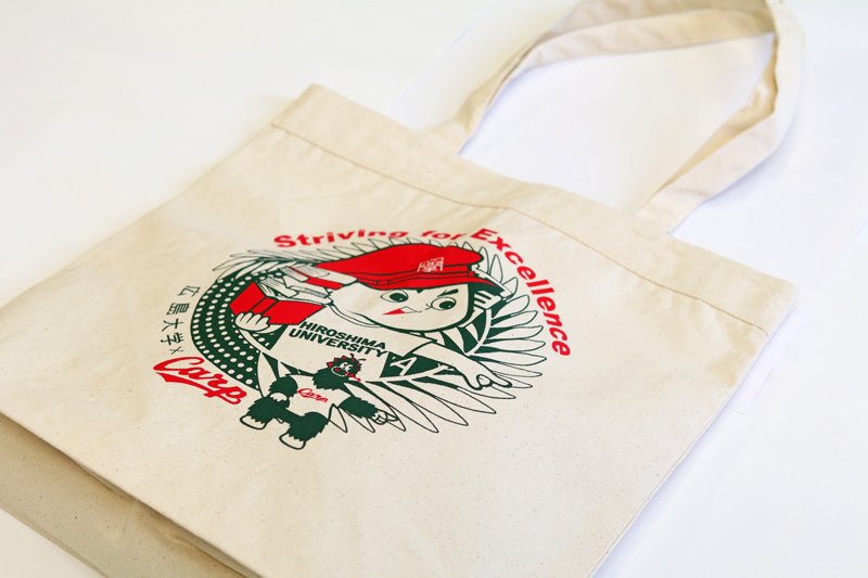 広大×広島東洋カープのコラボグッズ。従来のトートバッグ・Tシャツ