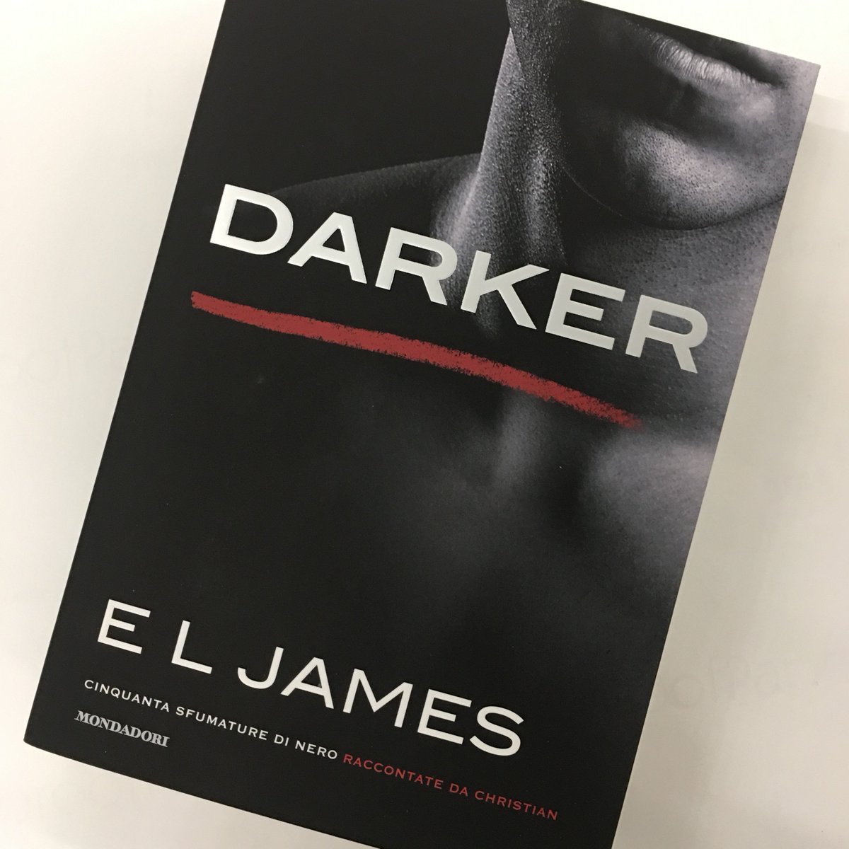 Mondadori's tweet photo. Ci siamo svegliati con una sola idea... #Darker finalmente in libreria per tutti! #50Sfumature @E_L_James https://t.co/u9F8wiTU6w https://t.co/rCgJDJjoBy