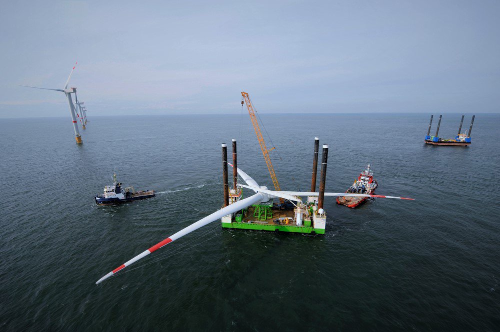 Offshore wind capacity to grow from 13GW to over 400GW by 2045—in <a href="/IRENA/">IRENA</a> innovation outlook report bit.ly/2edG0bC