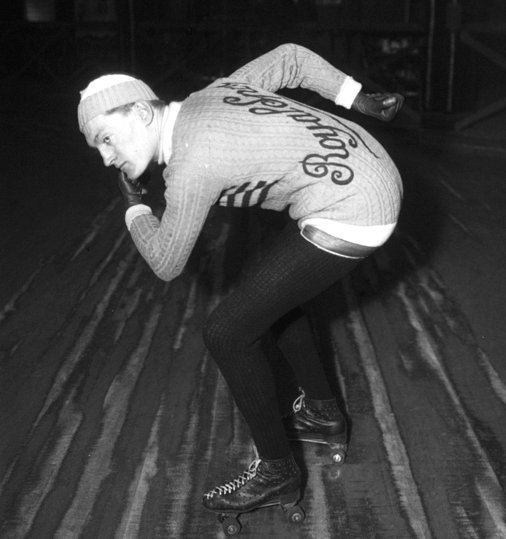 🎊Gallica a 20 ans !🎉 Avec + de 4 millions de documents en ligne et 16 millions de visiteurs/an, <a href="/GallicaBnF/">Gallica BnF</a> est l’une des plus importantes bibliothèques numériques au monde accessibles gratuitement ! Pour illustrer notre fierté, un #dab en rollers #GallicaReactsTo #Gallica20ans