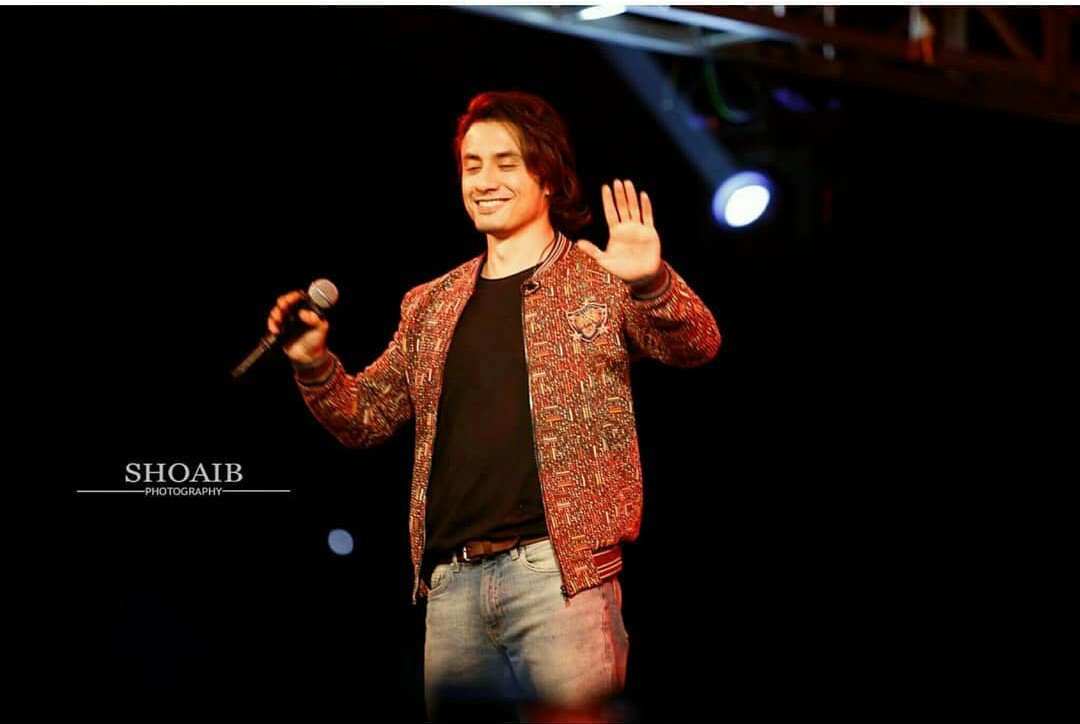 azianAfra_Alam's tweet photo. Best picture of #HyderabadConcert
🎤 🎵 🎸
#EnergeticPerformer #Rockstar @AliZafarsays
#alizafar https://t.co/mGykeF0Bn0