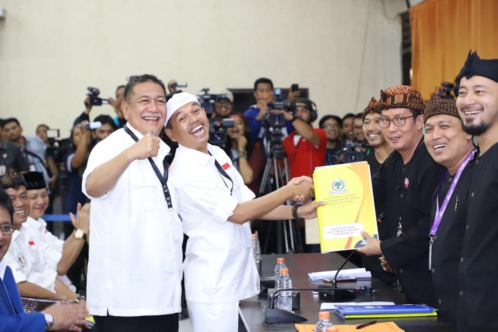 Deddy_Mizwar_'s tweet photo. Sedang proses pendaftaran paslon Deddy Mizwar-Dedi Mulyadi di KPU Jawa Barat. Mohon doanya agar lancar segala sesuatunya. Aamiin.. https://t.co/Hs8JpCIgVv