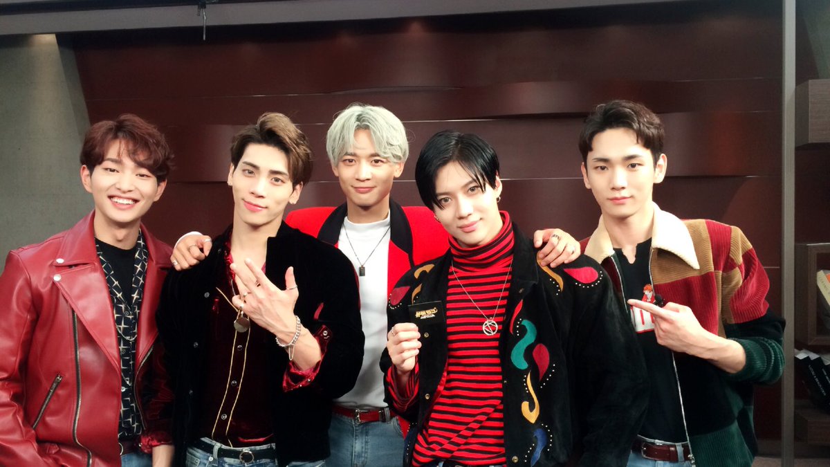 lee_mayjinki's tweet photo. ขอบคุณที่เข้มแข็งนะชายนี่ และขอบคุณที่มอบความเข้มแข็งนี้มาให้ฉันด้วย ต่อจากนี้ไปเราจะจับมือกันให้แน่นกว่าเดิม จะไม่มีทางปล่อยมือพวกนายไปแน่นอน ฉันรักคนไม่ผิดจริงๆ #SHINee #SHINeeisFIVE https://t.co/TgD1rft7KJ