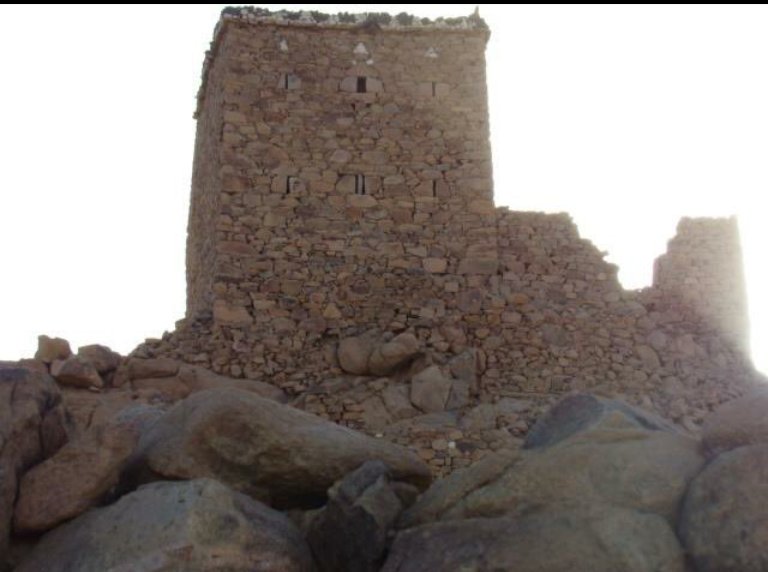 تقويم ابن عميرة الزراعي والمناخي 

هو تقويم فلكي متوارث وضع لحسابه -مرصد -لرصد حركت النجوم ومتابعة طلوعها ومغيبها ) ويقع مرصده على سطح جبل ؛ يطل اليوم على على قرية ( الصبخة ) ببني سعد ( 78 ) كيلومتر جنوب الطائف وهو عبارة عن حصن مبني بالحجر

#موروث_عتيبه