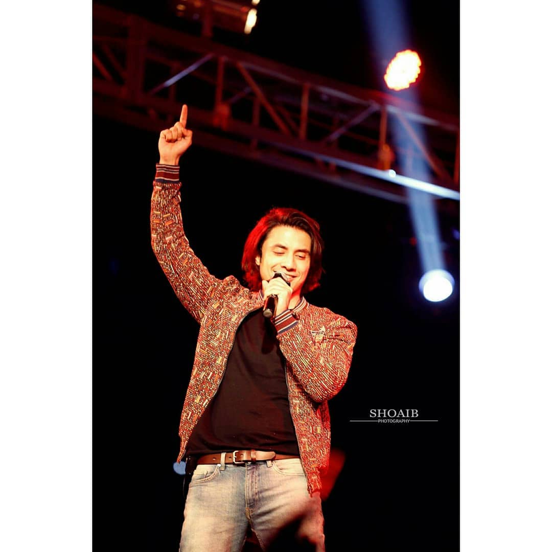 azianAfra_Alam's tweet photo. C'mon
Raise your hand 🙋 to sing along with our #Rockstar ⚡ 🎸
@AliZafarsays
#EnergeticPerformer
#HyderabadConcert https://t.co/vBXakd9Cg0