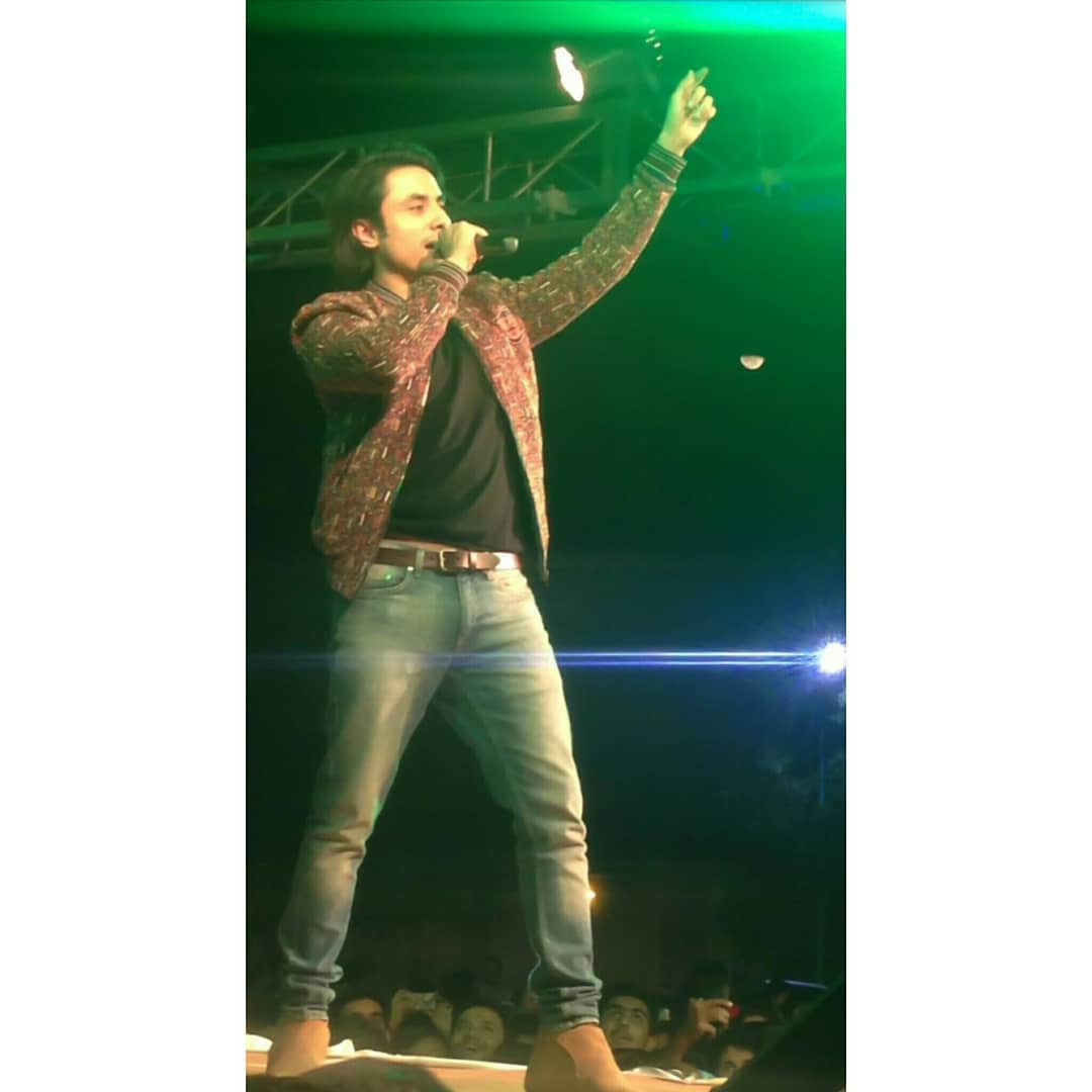 azianAfra_Alam's tweet photo. C'mon
Raise your hand 🙋 to sing along with our #Rockstar ⚡ 🎸
@AliZafarsays
#EnergeticPerformer
#HyderabadConcert https://t.co/vBXakd9Cg0