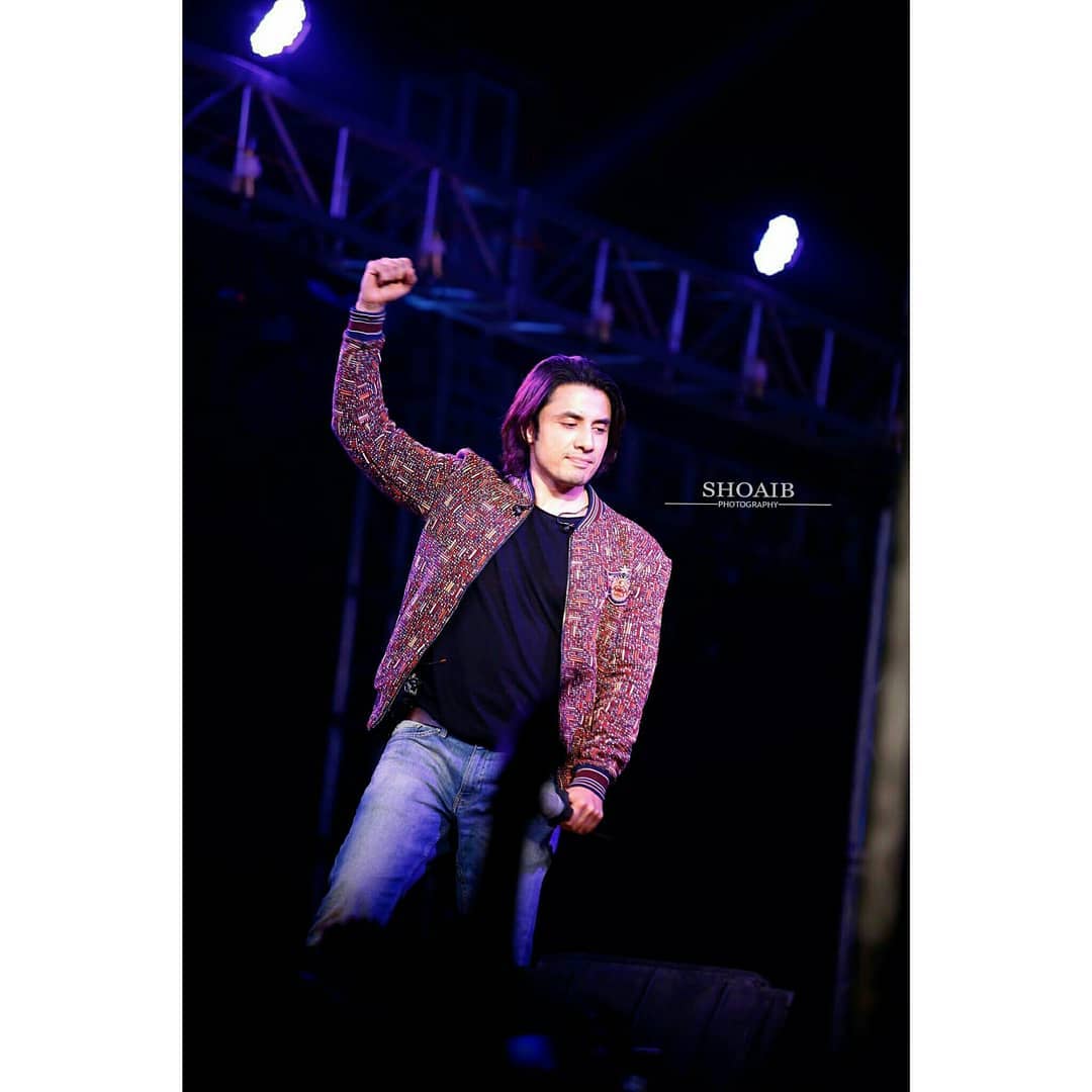 azianAfra_Alam's tweet photo. C'mon
Raise your hand 🙋 to sing along with our #Rockstar ⚡ 🎸
@AliZafarsays
#EnergeticPerformer
#HyderabadConcert https://t.co/vBXakd9Cg0