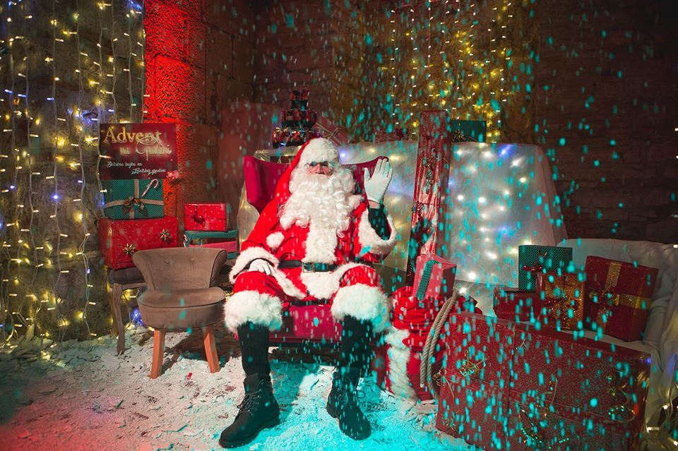 Djed Mraz ponovno razveselio mališane, a Klapa Luka nastupom raznježila publiku trsatskagradina.com/djed-mraz-pono…