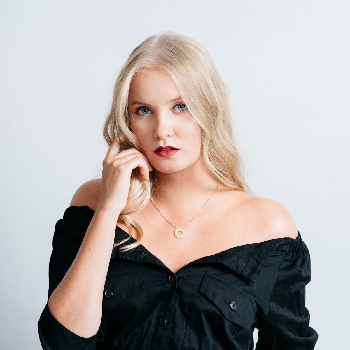 BLamspringe's tweet photo. We LUV her beauty 💛
Muotokuvausta LUV NORTHlle
#bettinalamspringe #photoshoot #photography #valokuvaus #beautyshot #beauty #luvnorth #luvstory #helsinki #finland #potretti #muotikuvaus #kauneus #outfit https://t.co/8uZy9Br011