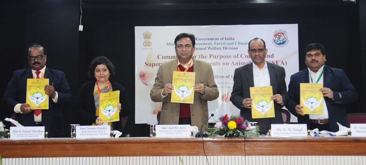 PIBHindi's tweet photo. अतिरिक्त सचिव, @moefcc , अनिल कुमार जैन नई दिल्ली में "प्रयोगशाला पशुओं के वेलफेयर पर #CPCSEA के राष्ट्रीय सम्मेलन" के उद्घाटन के अवसर पर प्रकाशन जारी करते हुए https://t.co/2Z4HpOJ2G8