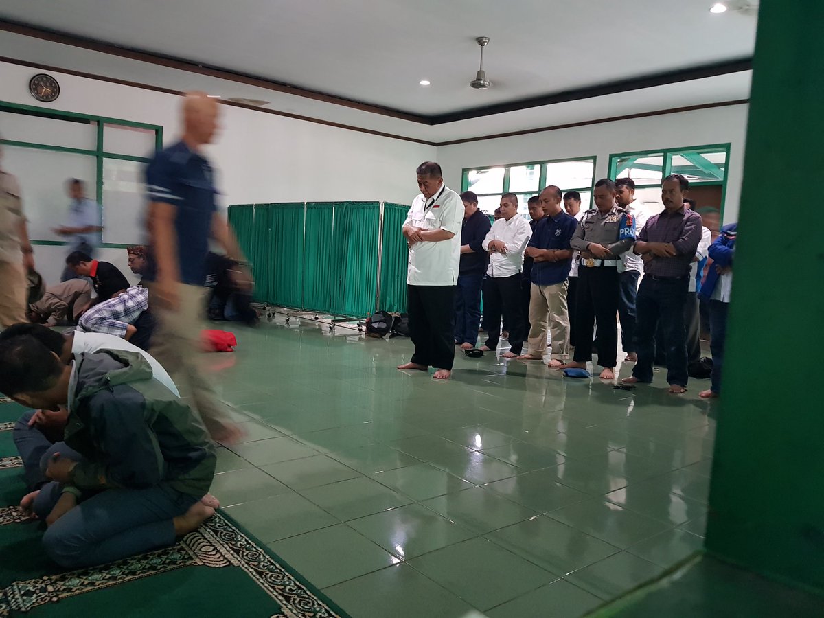 KangDMfansclub's tweet photo. Selesai sudah pendaftaran #2DMsajajar4Jabar ke KPU Jabar..dilanjutkan shalat Ashar berjamaah... https://t.co/l3sTikDNlj