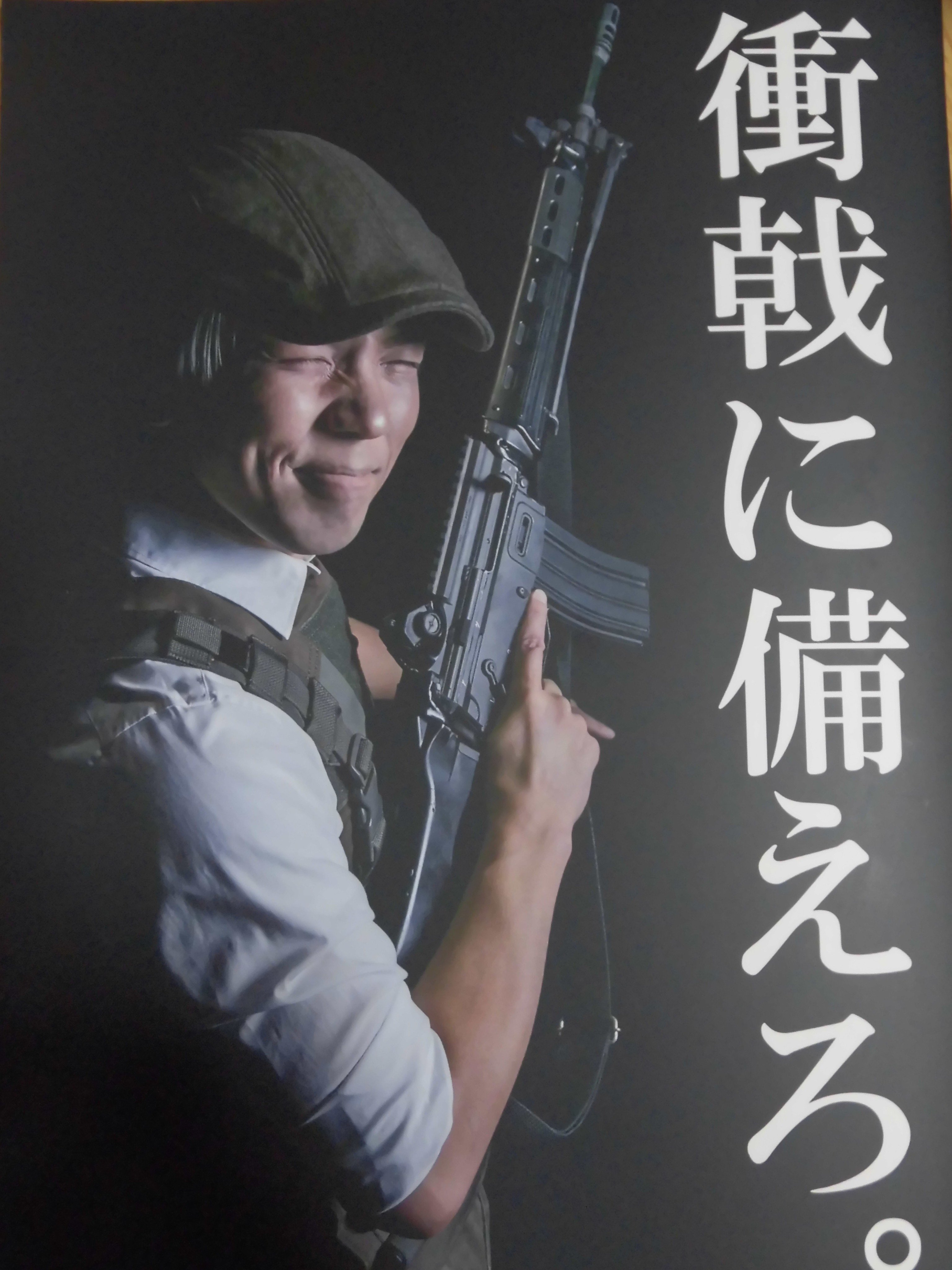 兵隊 細目で笑顔の裏に狂気的な笑みが垣間見える人物をザンさんが熱演 血糊塗れの上半身と気迫も凄いです ライフルやナタを 構えるポーズも様々なアングルで捉えていたり 劇中の再現であると想像しますが主役を武器にフォーカスしたりとコマ割りも非常に