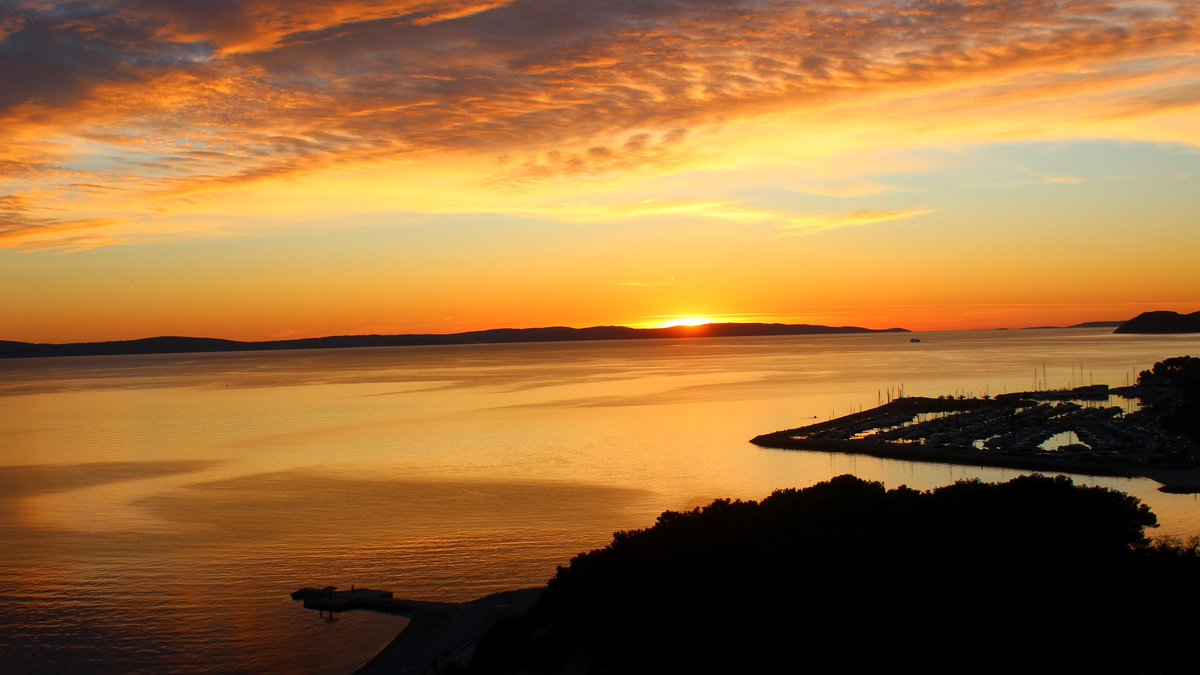 deckchairhq's tweet image. Nothing like a #split #sunset to get #TravelTuesday started! This #bluview was brought to you by @RadissonSplit using their #deckchairview #livecam - Soak up the beautiful views anytime right here: radissonblu.com/en/resort-spli… #Croatia