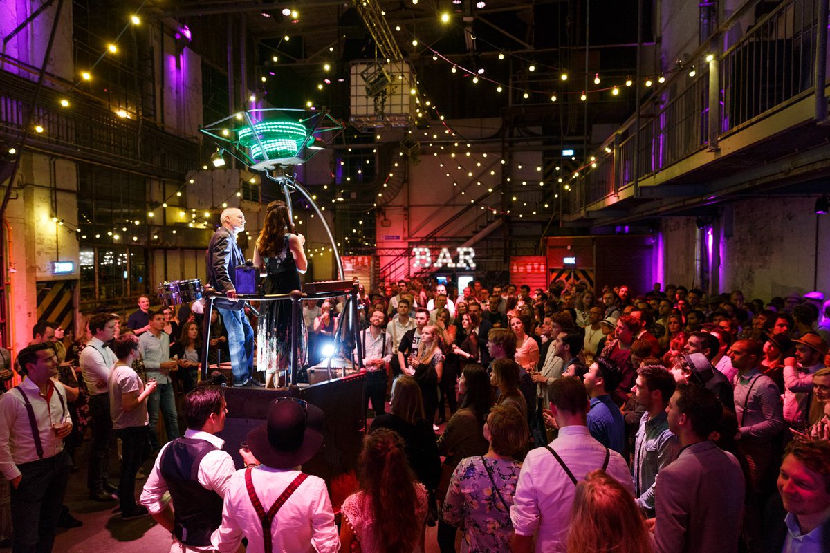 Bijna 500 IT-professionals van Calco wandelden in ‘boho chic’ over de rode loper tijdens de Calcoparade. Je kwam ogen en oren tekort, want er was vertier genoeg. Lees meer: bit.ly/calcodf