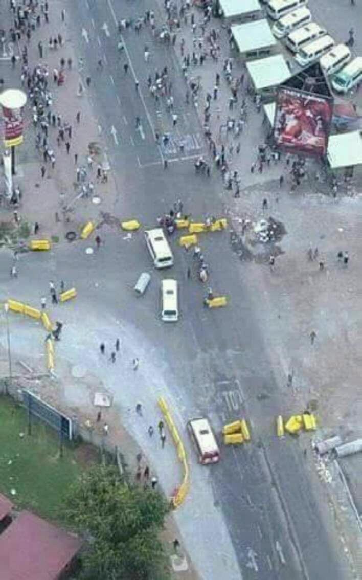 AdvoBarryRoux's tweet photo. So yesterday taxi drivers in rustenburg got into it with NYAOPE boys and the taxi rank was close 5 NYAOPE boys were killed and one taxi driver stabbed to death ... run shots were flying and apparently one police officer got shot as well.. https://t.co/VtcB8Jny8e