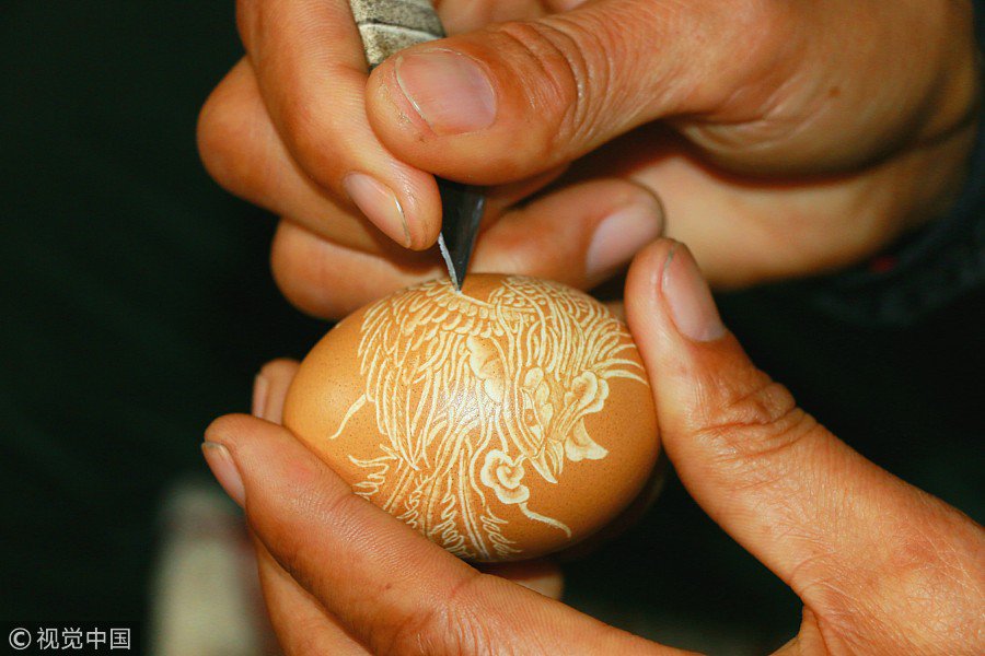 ChinaDaily's tweet photo. Jiang Zhonghai, an egg sculptor in East China's Shandong province, is skilled at #carving eggshells. Egg carving is a type of folk #handicraft that involves techniques such as embossing, intaglio and hollowing. (Photo: VCG) https://t.co/xuY6fyDOvv