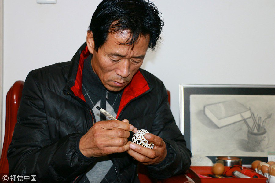 ChinaDaily's tweet photo. Jiang Zhonghai, an egg sculptor in East China's Shandong province, is skilled at #carving eggshells. Egg carving is a type of folk #handicraft that involves techniques such as embossing, intaglio and hollowing. (Photo: VCG) https://t.co/xuY6fyDOvv